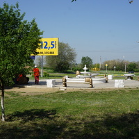 На Комарова.