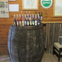 магазинчик от винодельческой фермы «Вииниверла» и винный погребок находится на территории фабрики-музея «Верла»