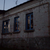4 июня 2016 года. Бывшее общежитие разрушенного кирпичного завода.От предприятия остались две трубы.