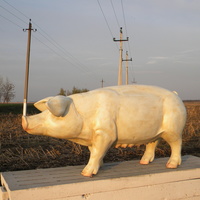 Скульптура около свинокомплекса