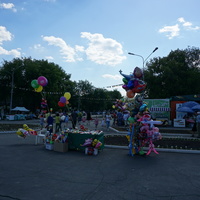 На празднике День России.