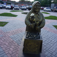Скульптура бабушке со знаменитыми орскими пирожками.