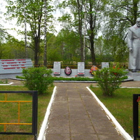 Братская могила красноармейцев РККА, погибших в бою 30 июня 1941 года у д.Старинки, шоссе Узда - Пуховичи.