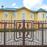 Ворота музея - усадьбы дворян Леонтьевых.