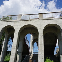 Вход на пешеходный мост над железнодорожными путями..