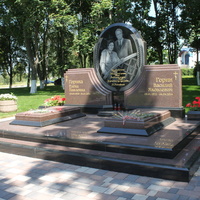 Бессоновка. Памятник дважды Герою соцтруда Василию Горину и его жене Елене.