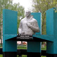 Памятник первому председателю колхоза в селе Подольхи