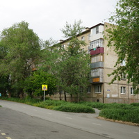 На улице Омской.