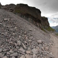 Склоны Эльбруса выход вулканических пород