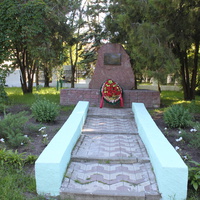Памятник на могиле погибших летчиков: полковника С.Д.Зарайского, подполковника С.Н.Масина, гвардии капитана И.Г. Ерошкина