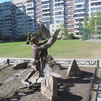 скульптурная композиция из детской сказки — кованый Иванушка пытается поймать Жар-птицу