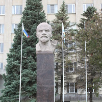 Таганрог. Бюст В.И. Ленина у здания городской администрации.