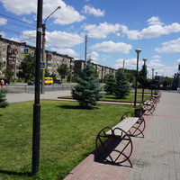 На улице Краматорской перед универмагом.