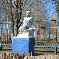 Памятник В.И.Ульянову около школы в селе Кошлаково