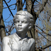Памятник В.И.Ульянову около школы в селе Кошлаково