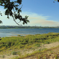 Вид на Волгоград с Сарпинского острова через основной рукав Волги.   2 августа 2015 года