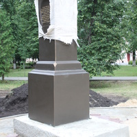 Елец. Памятник генералу В.Маргелову готовится к открытию.