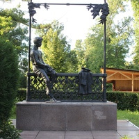 Елец. Памятник И.Бунину-гимназисту в парке.