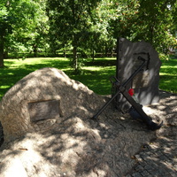 Петровский парк. Памятник российским морякам.