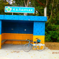 Автобусна зупинка Каланчака розфарбована в кольори українського прапора.