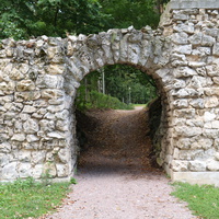 Каменная арка-руина