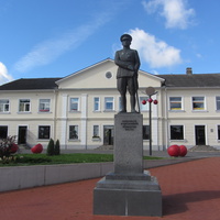 Памятник Александеру Тыниссону на центральной площади города