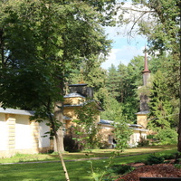 Глинобитная ограда церкви с башнями