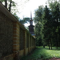 Глинобитная ограда церкви с башнями
