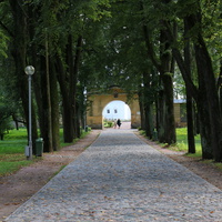 Дорога к церкви Михаила Архангела, святые ворота