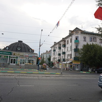 На Нефтяников.