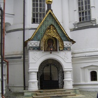 Вход в подклет Преображенского собора в Новоспасском монастыре