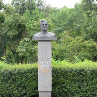 район Кренгольма,  парк рядом с ДК, бюст Августу Абелю