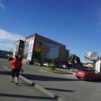 Ряд торговых центров на Добровольского.