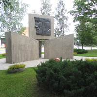 Памятник где изображены пехотинец, моряк и летчик.