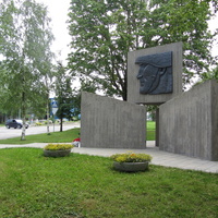 Памятник где изображены пехотинец, моряк и летчик, другой ракурс