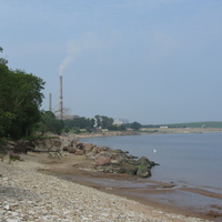 берег Финского залива в Силламяэ, вид на пассажирский порт