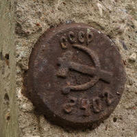 Шильдик на столбике-указателе