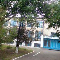 Школа-одиннадцатилетка имеет три этажа, на учебу приезжают дети из станции Матросовка.