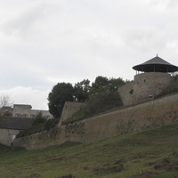 Нарва, вдоль крепостной стены