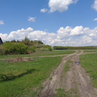 Деревня Дербень, слева бывшее правление Дербенского лесничества и парк дворян Боратынских