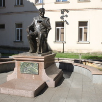Кутаиси. Памятник Евфимию Такаишвили.
