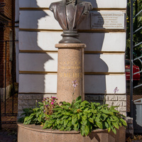 Улица Трехсвятская. Памятник Лемешеву.