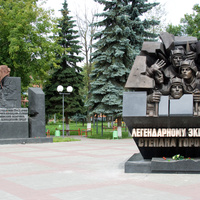 Комсомольская площадь. Памятник экипажу С. Горобца.