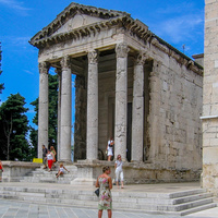Пула. Храм Августа. (2 г. до н.э - 14 г. н.э.)