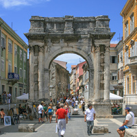 Пула. Триумфальная арка Сергиуса (27 г. до н.э.)