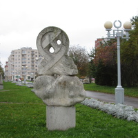 Гатчина, мкрн Аэродром, ул Авиатриссы Зверевой,  скульптура из бетона  петля Нестерова