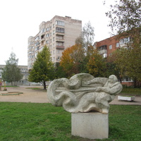 Гатчина, мкрн Аэродром, ул Авиатриссы Зверевой,  скульптура из бетона "Парашют"