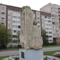 Гатчина, мкрн Аэродром, ул Авиатриссы Зверевой,  скульптура из бетона "Дедал и Икар"
