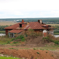 Улица Коммуны, страрый, заброшенный дом у Оки