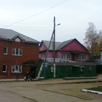 Площадь у Администрации посёлка и автостанции.